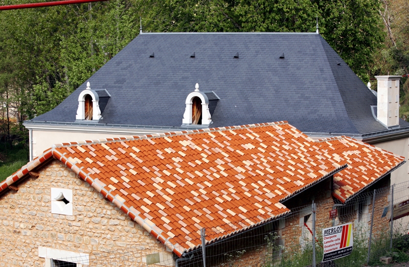 Photo de la totalité d'une toiture avec des nouvelles tuiles