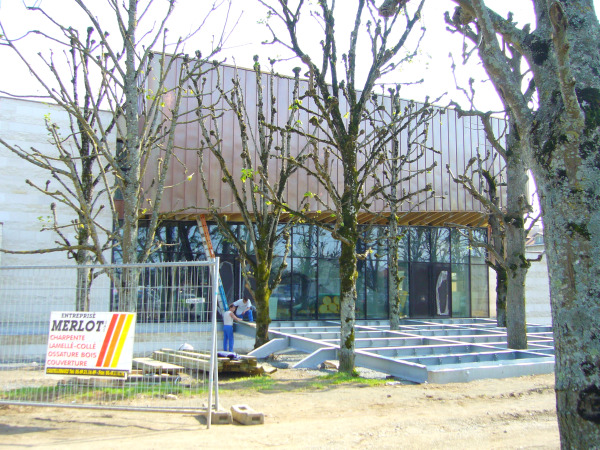Photo finale d'un bâtiment en cuivre