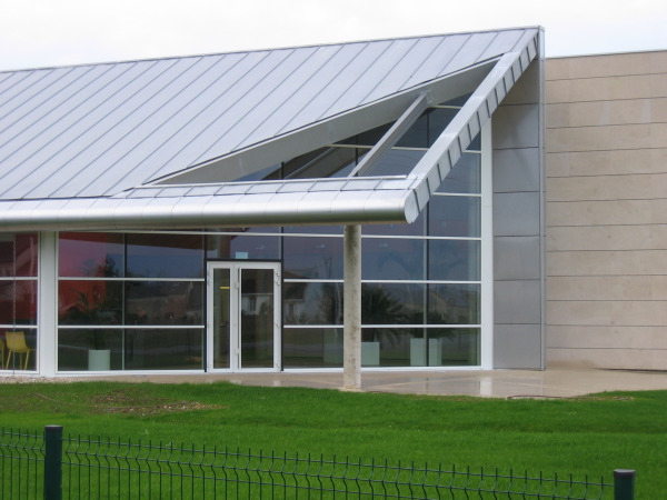 Bâtiment en zinc vu de l'extérieur