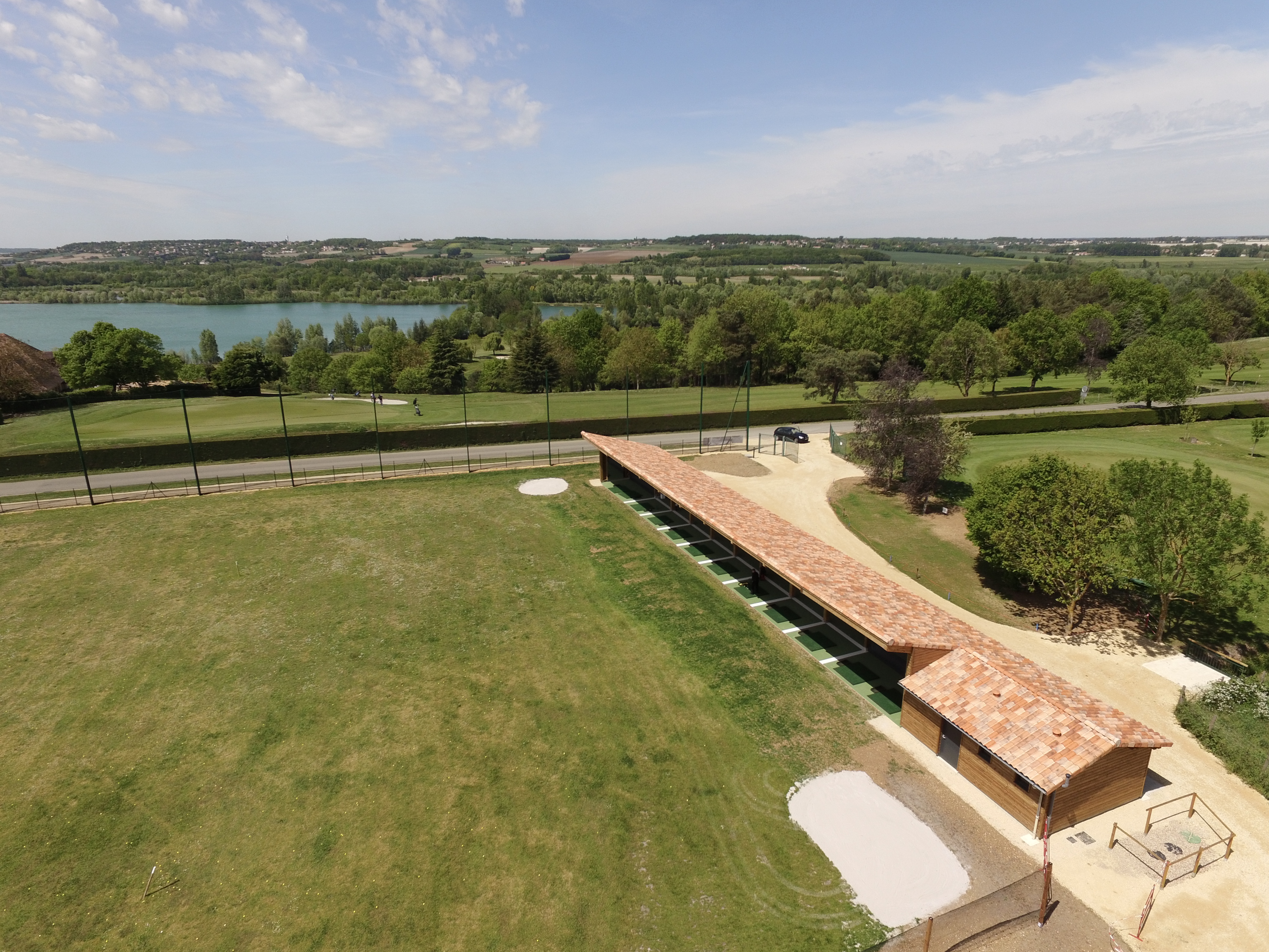 Tuiles neuves sur les abris du Golf de St Cyr