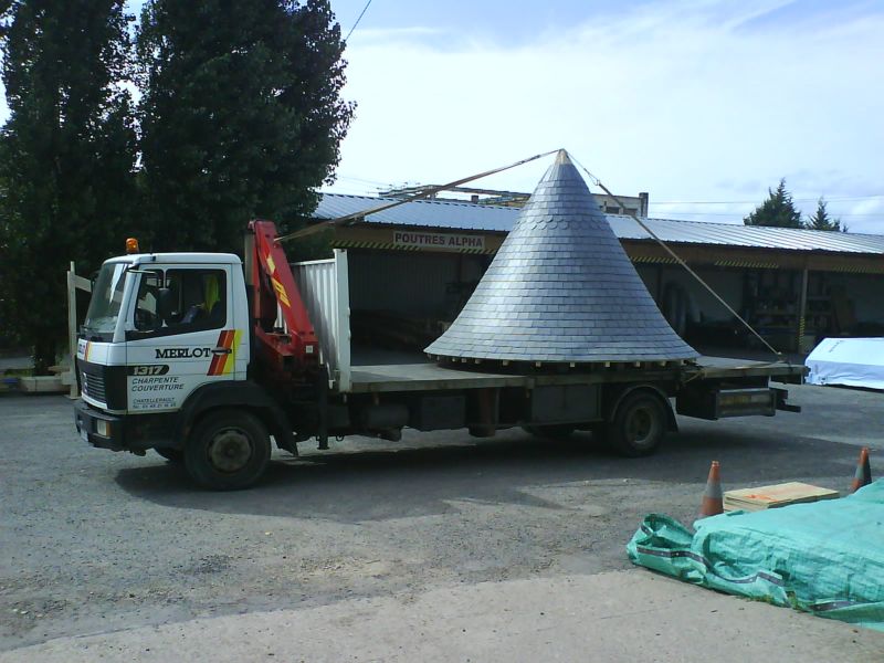 Transport d'un toit en ardoise sur un camion Merlot