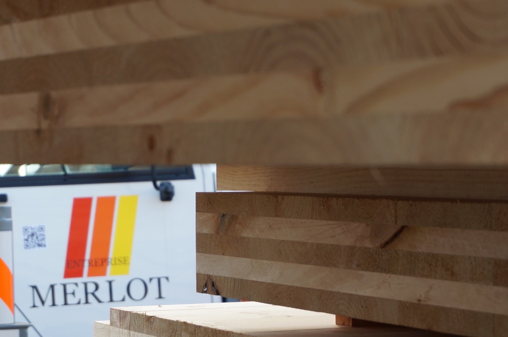 Photo planche en bois avec le logo Merlot en arrière plan