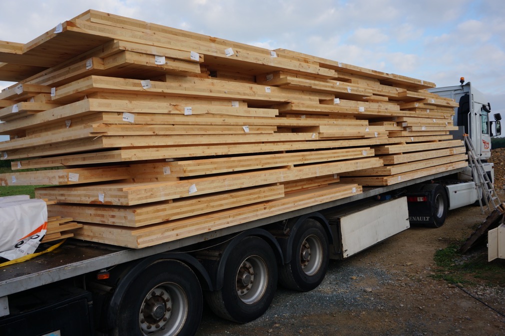 Camion chargé de planche de bois