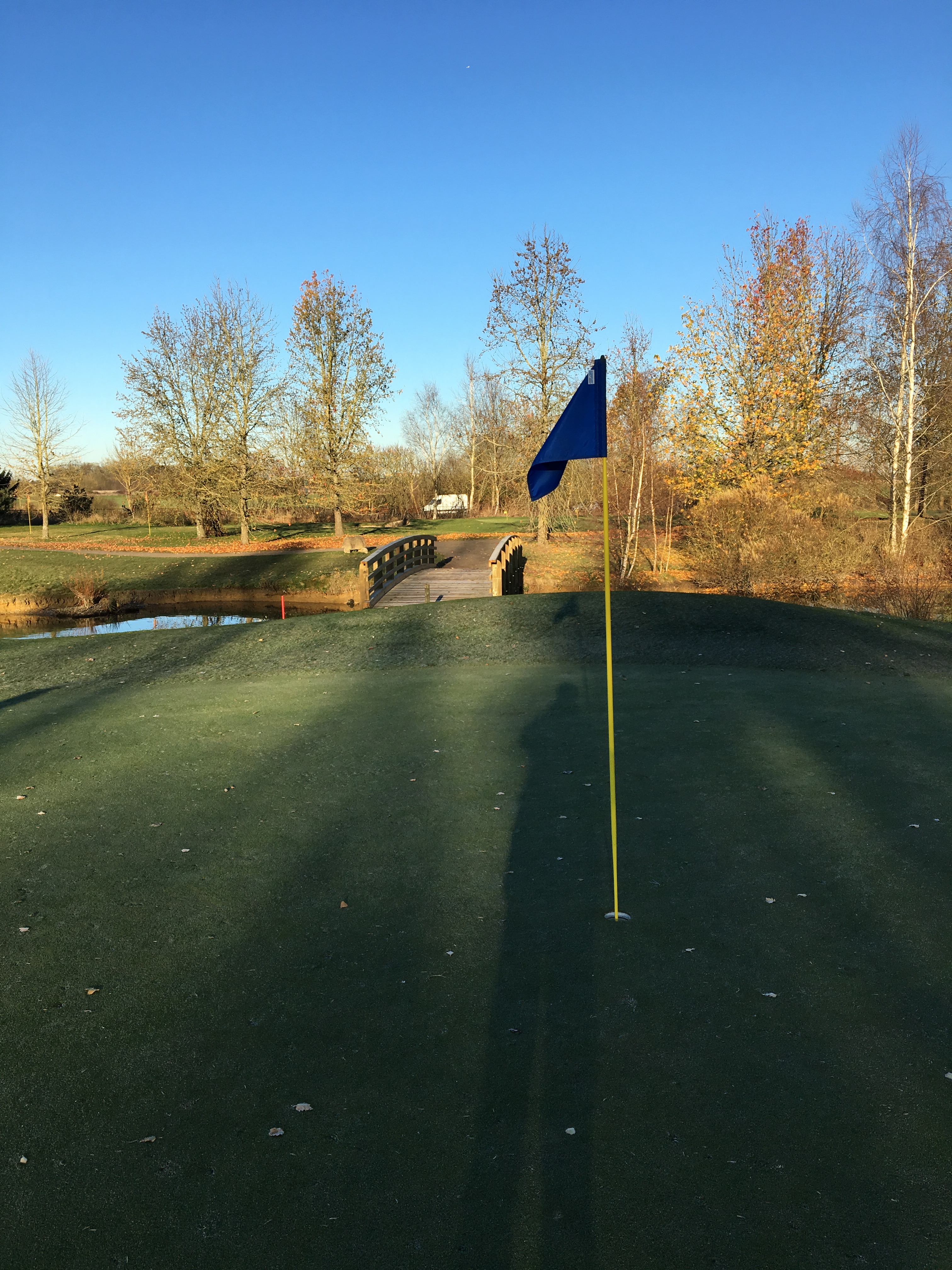 Pont en bois sur un terrain de golf