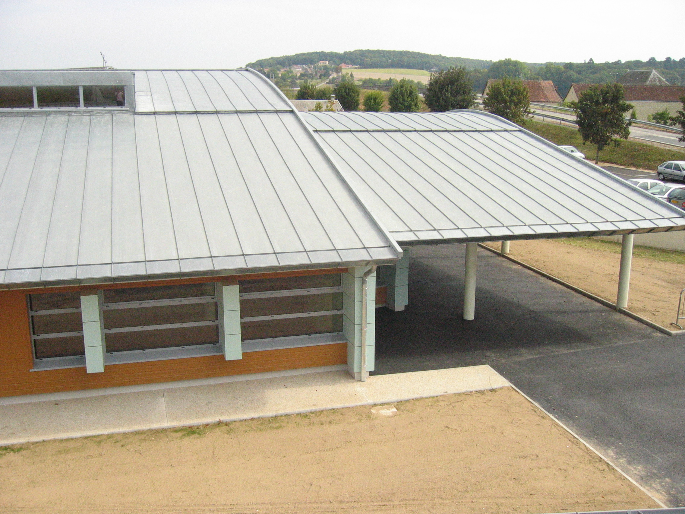Bâtiment en zinc vu de l'extérieur