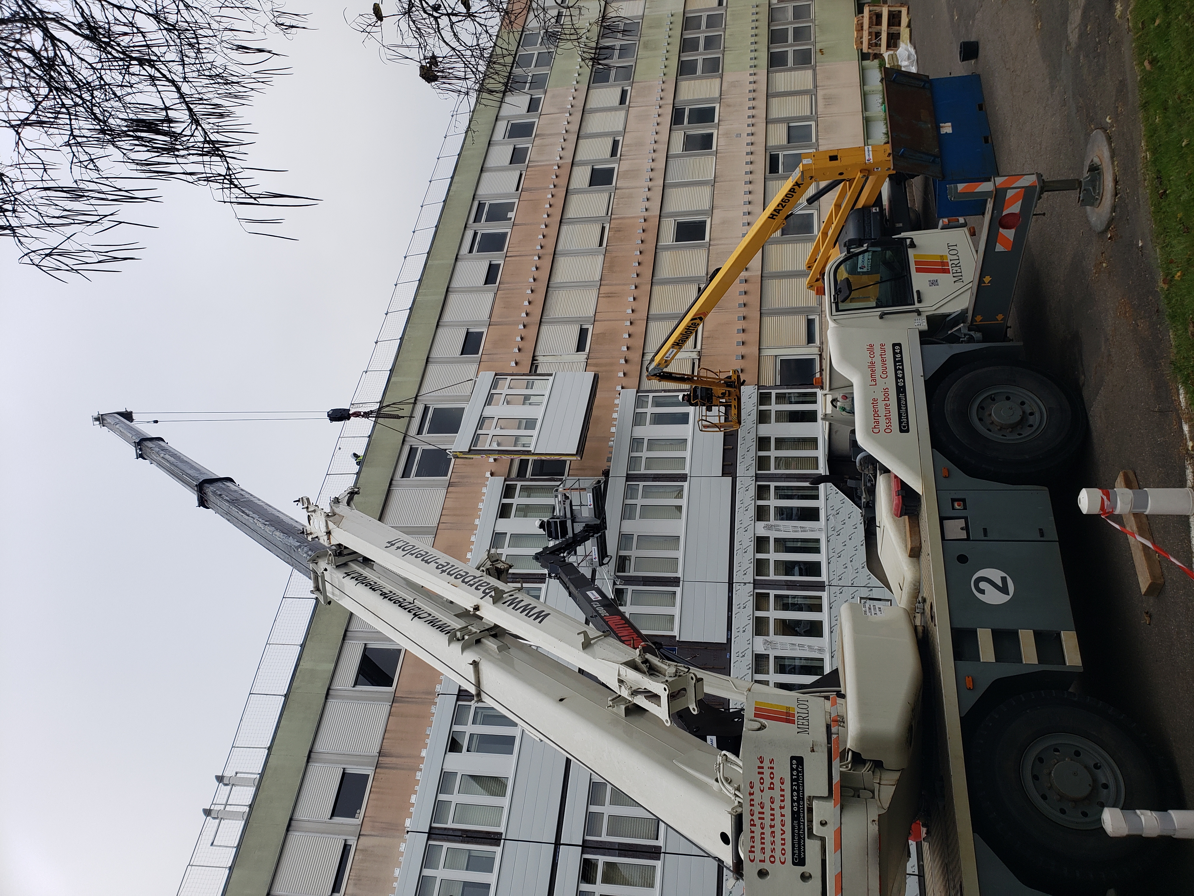 Pose des panneaux sur le bâtiment
