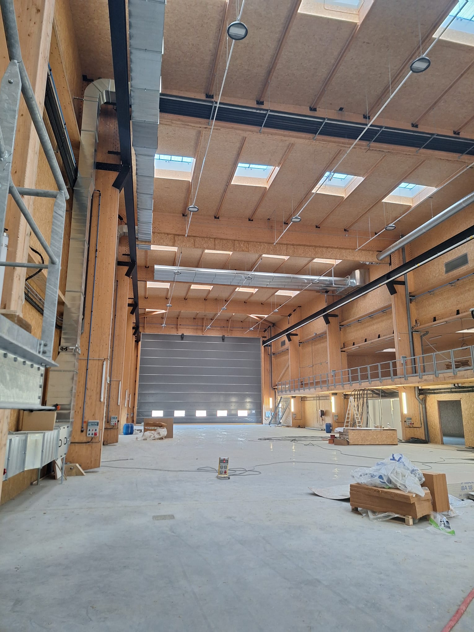 Chantier en cours vu de l'intérieur du bâtiment