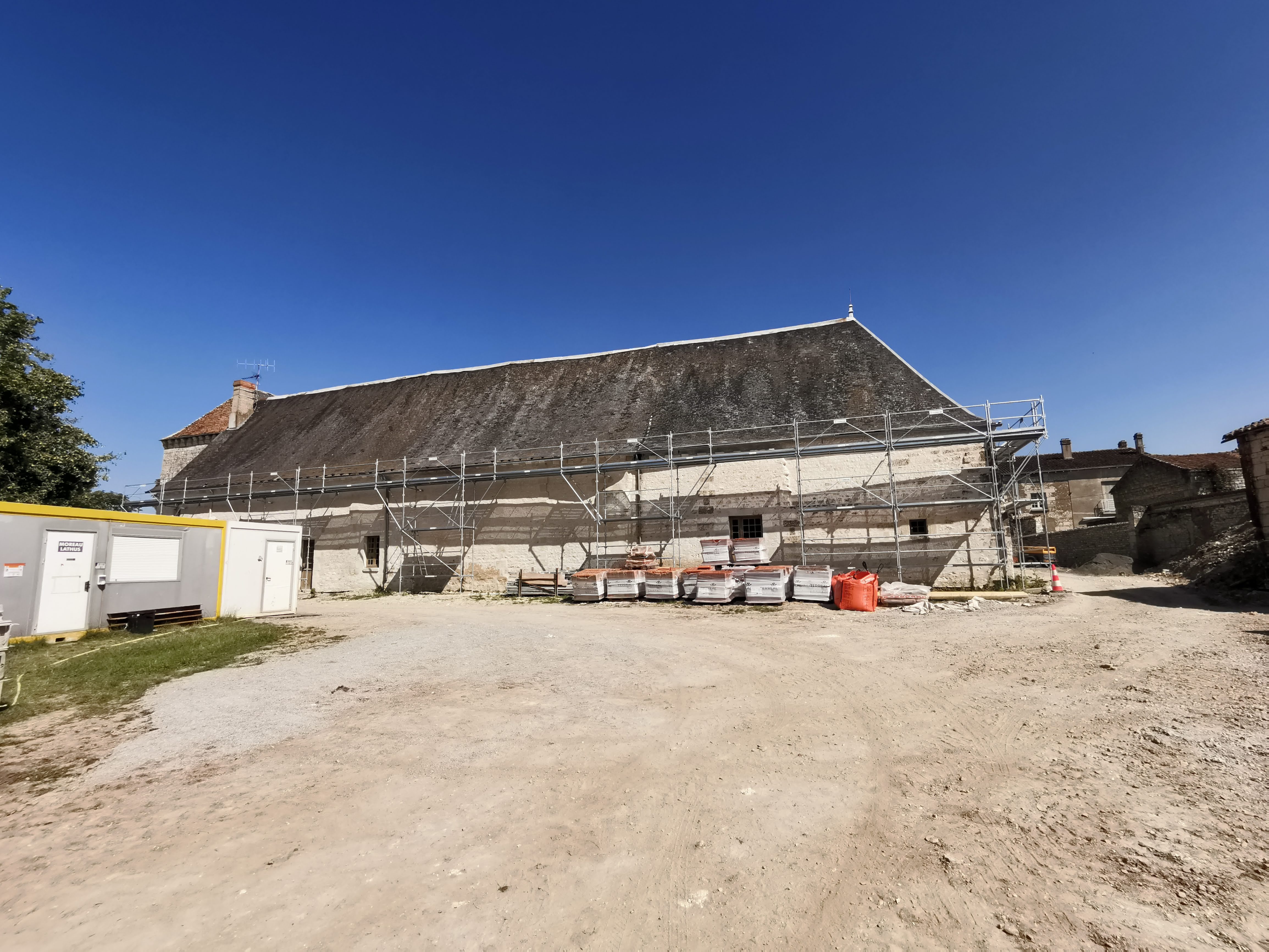 Image du bâtiment avant refonte de la charpente et de la couverture