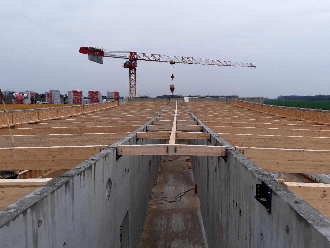 Chantier en cours, vue du toit avec une grue au loin